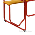 Insegnante di laboratorio dell'asilo che lavora al tavolo con doppia sedia